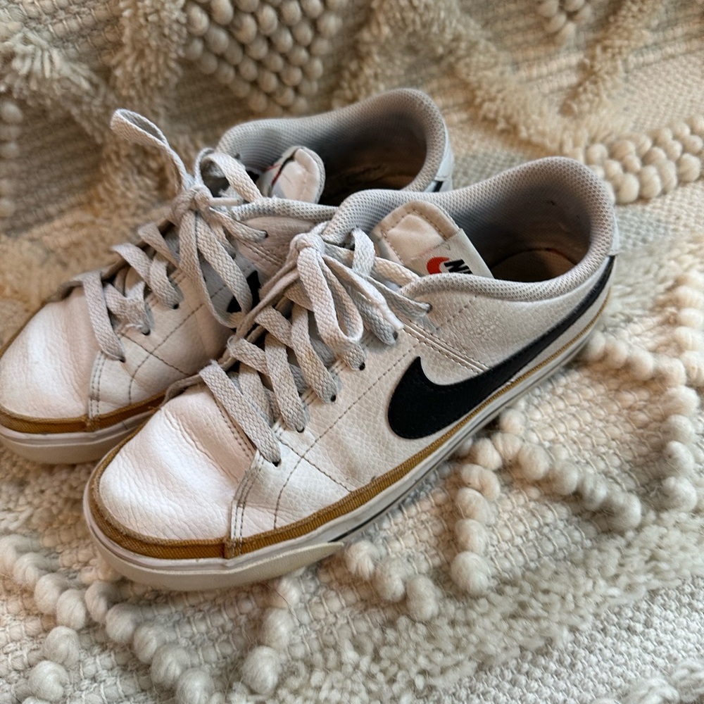 Nike White and Black Casual Sneakers